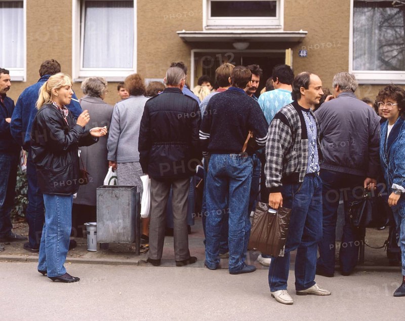 Gymnasium were also used. Immigrants and foreign refugees in North Rhine-Westphalia on 28. 10. 1988 in Unna-Massen. Since the sleeping accommodations were not sufficient