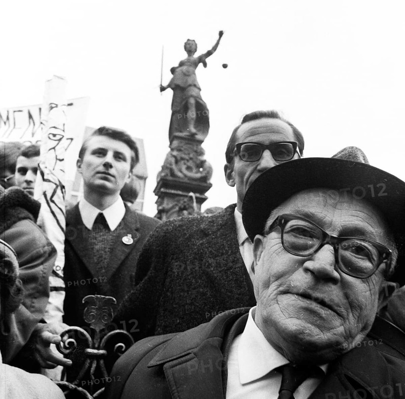 The Congress Emergency of Democracy was a first significant manifestation of trade unions and other democratic forces against the emergency laws on 30. 10. 1966 at the Roemer in Frankfurt/M