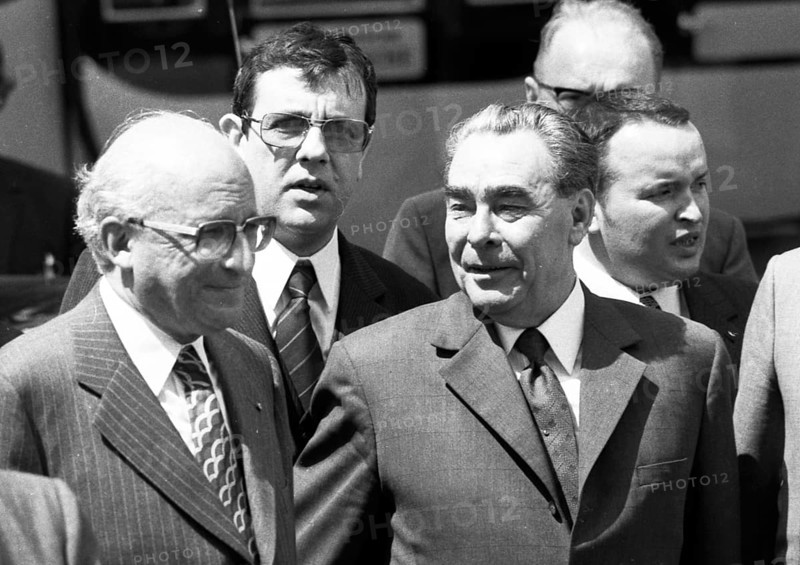 The visit of the Soviet Head of State and Party Leonid Brezhnev to Bonn from 18-22 May 1973 was a step towards easing tensions in East-West relations by Willy Brandt. Leonid Brezhnev at Gymnich Castle. with Heinz Kuehn