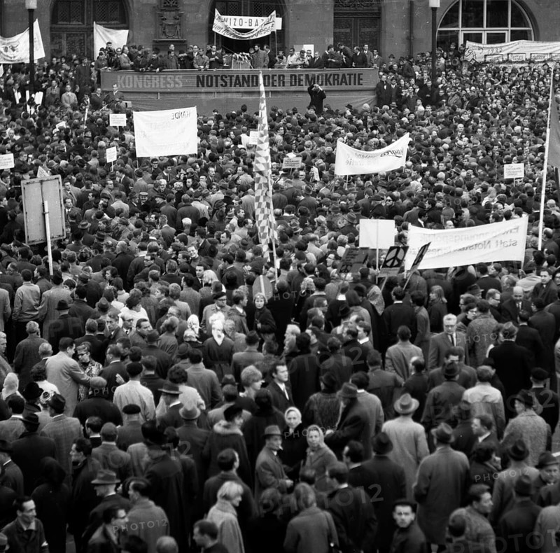 The Congress Emergency of Democracy was a first significant manifestation of trade unions and other democratic forces against the emergency laws on 30. 10. 1966 at the Roemer in Frankfurt/M