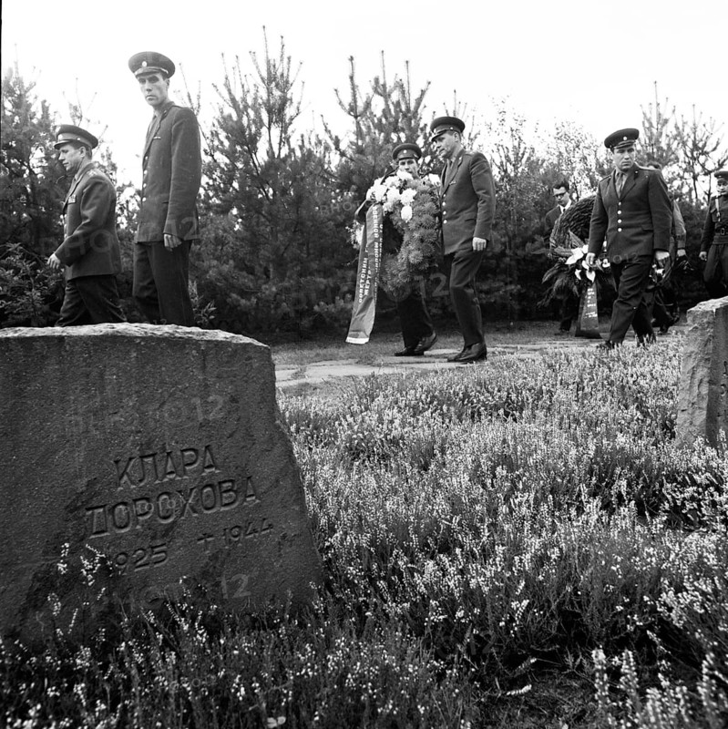 Soldiers and officers of the USSR Red Army were guests at the traditional tribute to soldiers killed in Nazi captivity at Blumen fuer Stukenbrock. Members of the Red Army