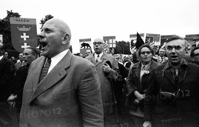 The second meeting of Federal Chancellor Willy Brandt with GDR MP Willi Stoph on 21 May 1971 in Kassel was accompanied by a large number of statements for and against the Brandt government's policy of detente. Associations of Displaced Persons