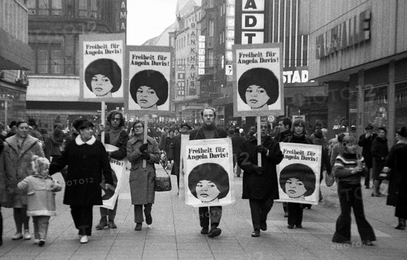 Collection of signatures and protest for the release of US-saenger Angela Davis on 22. 1. 1972 on the Dortmunder Westenhellweg