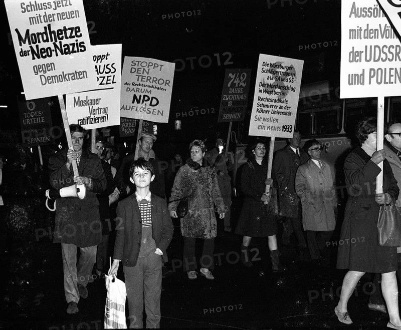 Cologne leftists demonstrated against neo-Nazis and international fascism through the city centre on 10. 11. 1968