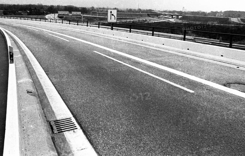 The 2nd carless Sunday on 1. 12. 1973 in the Ruhr area. At the Kamen intersection near Duisburg
