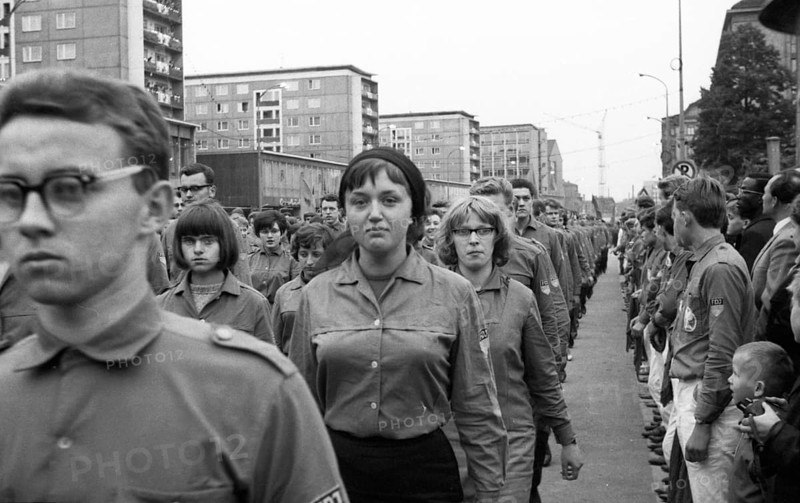 The picture was taken between 1965 and 1971 and shows a photographic impression of everyday life in this period of the GDR. Karl-Marx-Stadt