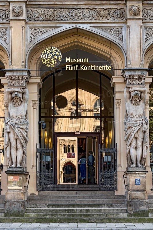 Portal and loggia with monumental atlases of the Museum Fuenf Kontinente