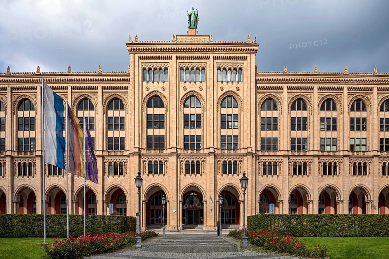 Facade with bronze statue of Justitia by Johann Halbig