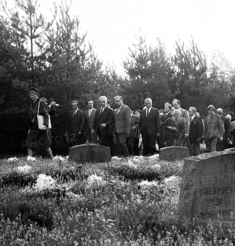 The traditional tribute to the dead Russians