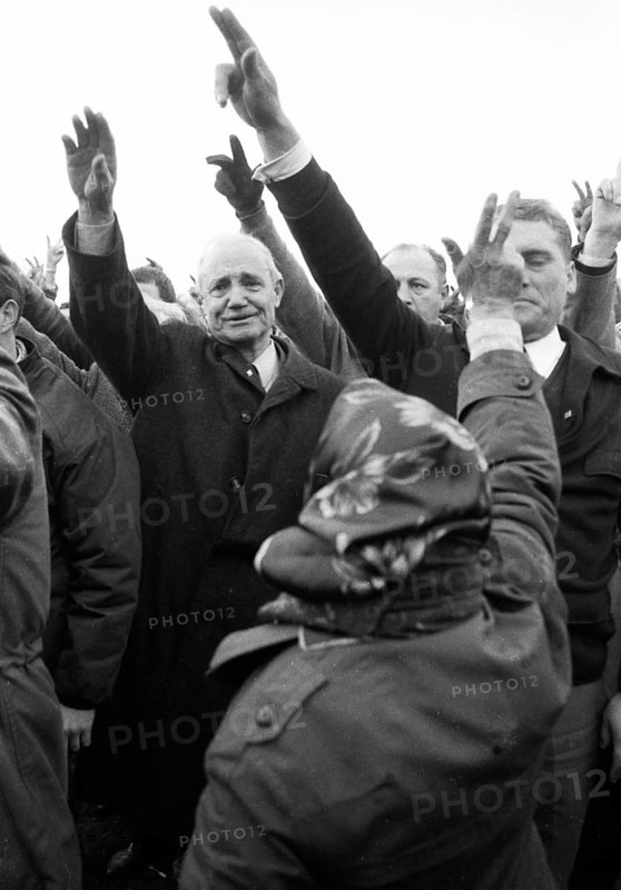 The right-wing radical action Resistance of the NPD was a nationwide response to Willy Brandt's policy of understanding with the East in 1970. These generated a sometimes furious reaction from left-wing parties and groups at the Au appearances of old and neo-Nazis. Neo-Nazis raise their hand with three fingers as identification and substitute for Hitler salute