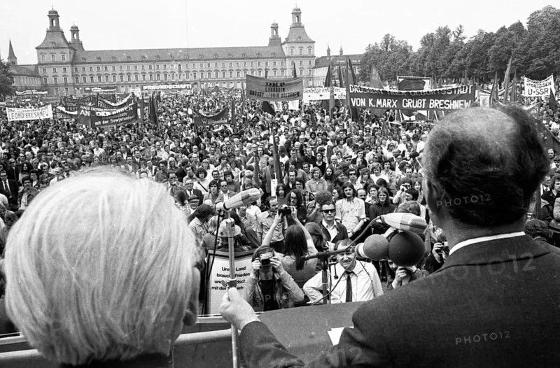The visit of the Soviet head of state and party Leonid Brezhnev to Bonn from 18-22 May 1973 was a step towards easing tensions in the East-West relationship by Willy Brandt. Demo of friends and opponents of the visit. DKP demo pro Brezhnev