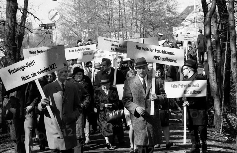 Good Friday 1945 the forest in Rombergpark was a place of crime. The commemoration of the Nazi crimes here on 23. 3. 1967 in Dortmund Bittermark a demonstration against neo-Nazism