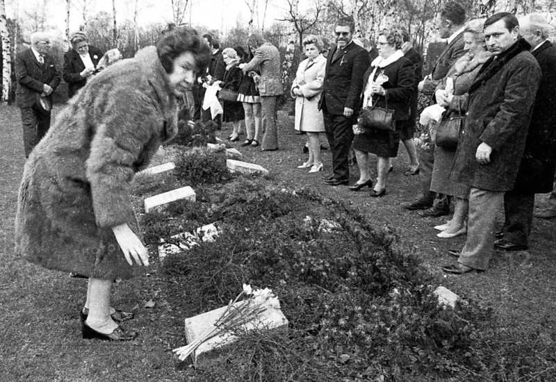 These woman and men celebrated International Women's Day in Rheinhausen on 8 March 1972 by paying tribute to the Soviet dead of the Second World War and Nazi victims at the cemetery