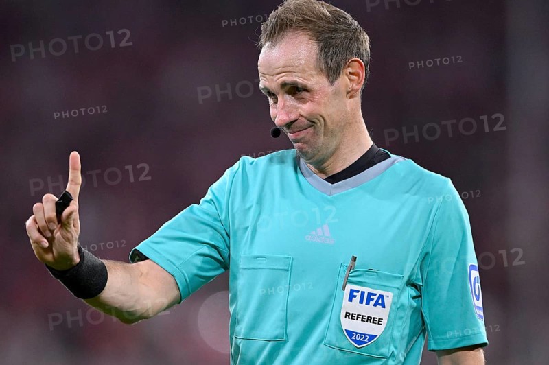 Referee Referee Sascha Stegemann gesture index finger