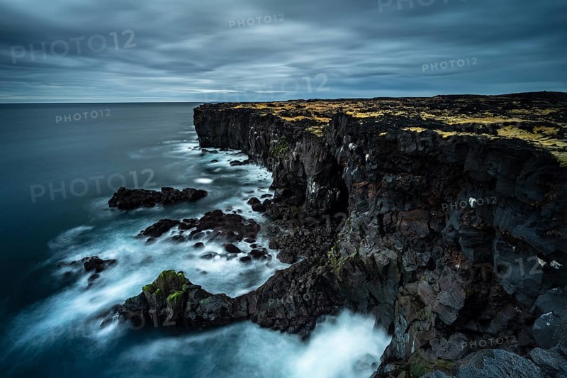 Cliff with rock formations near Oendverdarnes