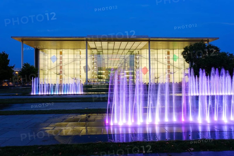 Illuminated fountain in front of the Paul Loebe House