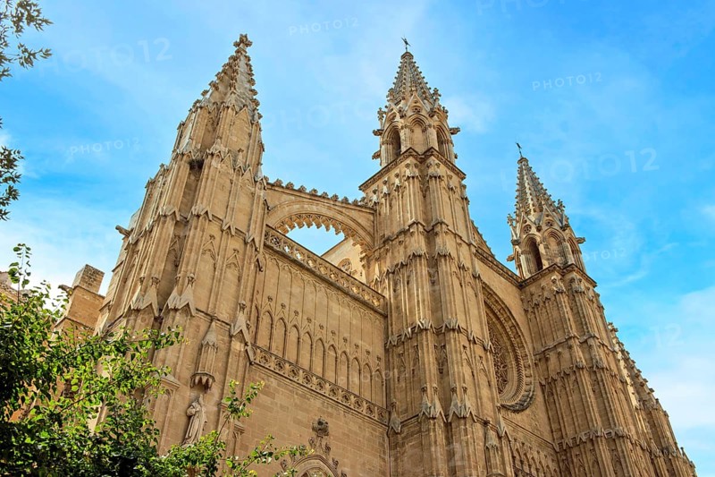 Towers with cross braces for architectural stabilisation lateral dissipation of weight pressure