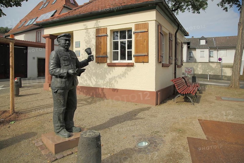 Sculpture Ausscheller in front of the Wiegehaeuschen on the market square