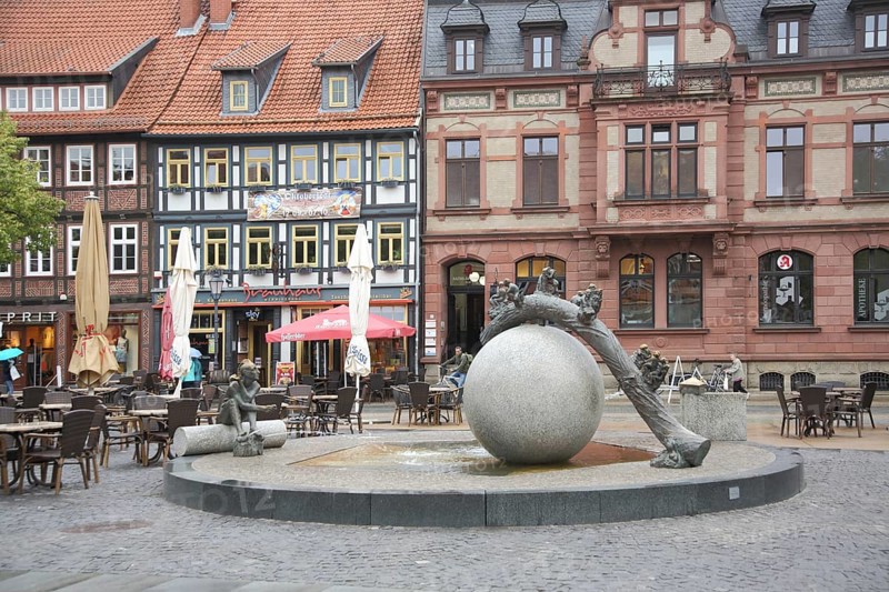 Nicolaiplatz with fountain by Bernd Goebel 2002 and half-timbered house