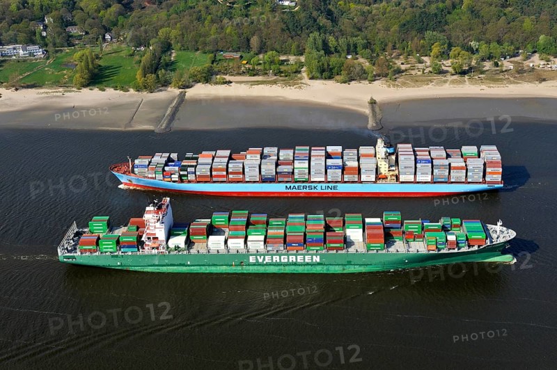 Container ships in the Elbe encounter box on the Falkenstein bank