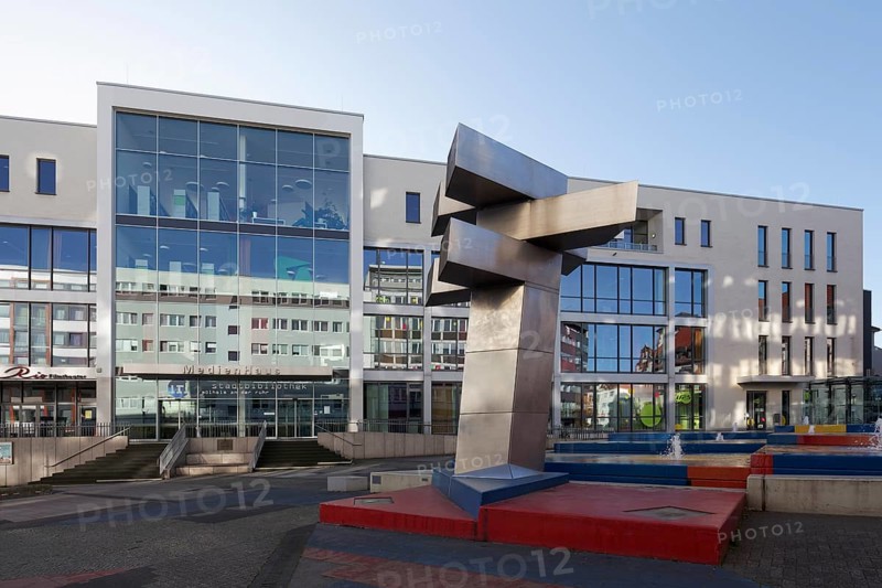 Hayek Brunnen und Medienhaus