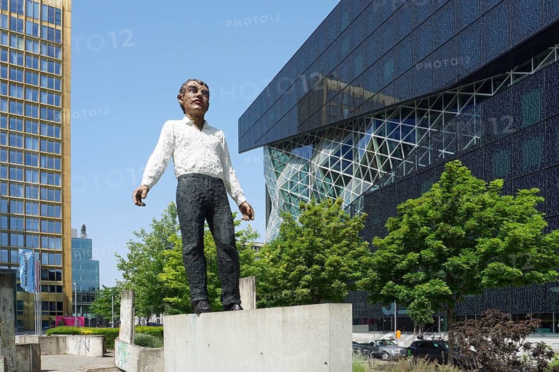 Sculpture 'Balanceakt' by Stephan Balkenhol