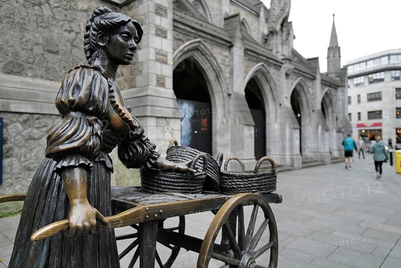 A view of the Molly Malone statue created by Jeanne Rynhart