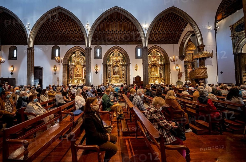 Interior with pews and gilded side altars