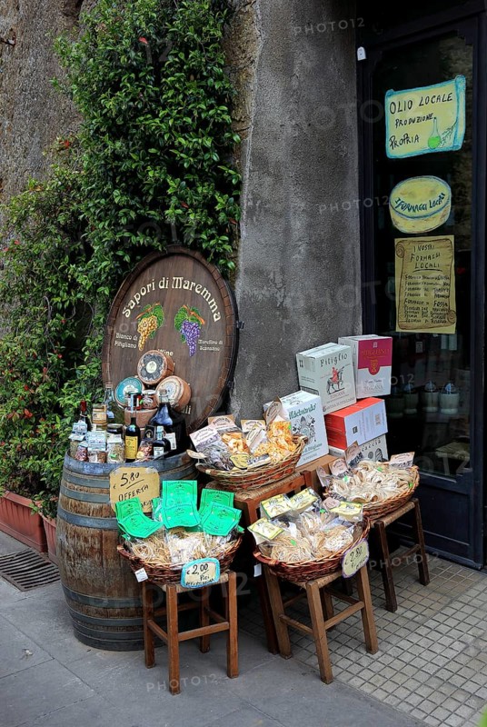Delicatessen in the alleys of the old town of Pitigliano