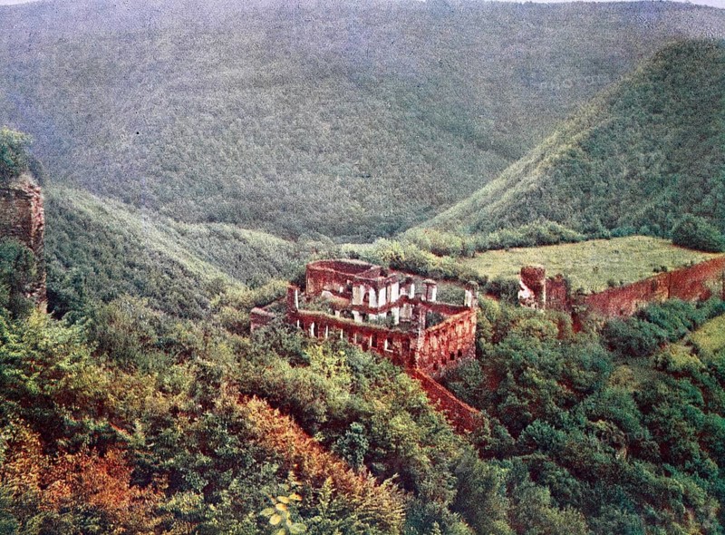 The ruins of Waldeck Castle in Hunsrueck in 1910