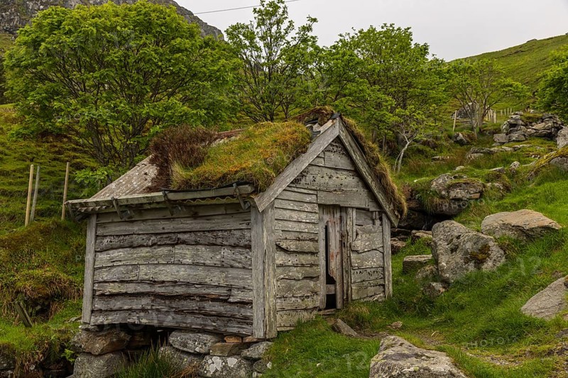 Dilapidated hut at the bird rock on Runde Island