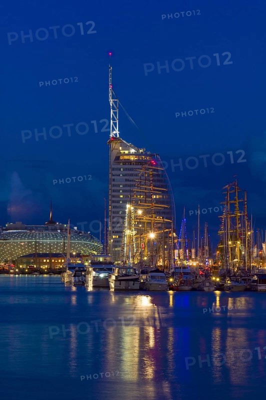 Ships in the harbour on the occasion of the Sail