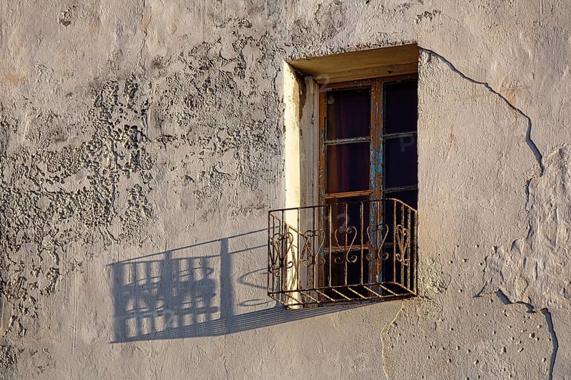Peeling facade