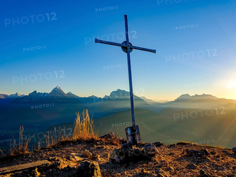 Rauher Kopf summit cross in the evening light