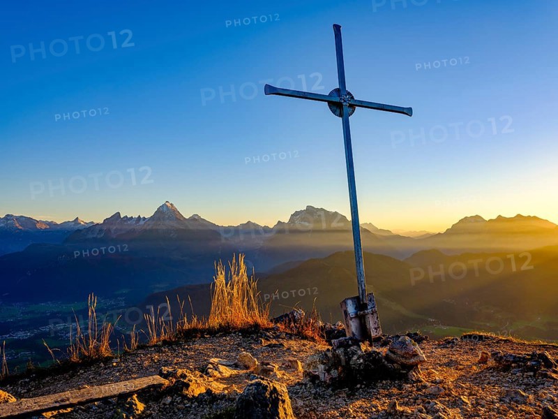 Rauher Kopf summit cross in the evening light