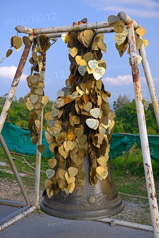 Heart-shaped plates for writing down wishes