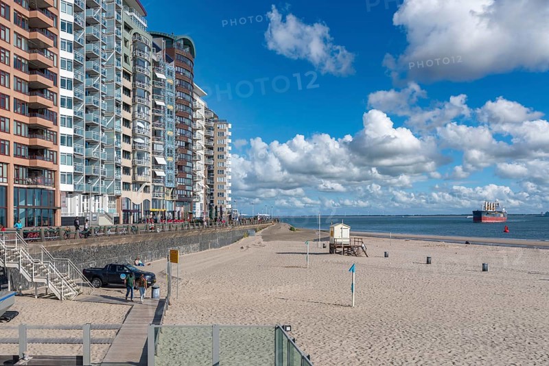 Beach and cityscape at Boulevard Evertsen