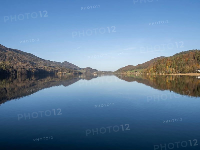 Morning atmosphere in autumn at Lake Fuschl