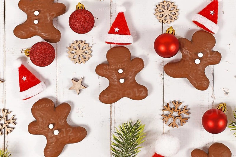 Gingerbread glazed with cocolate in shape of men between Christmas decoration