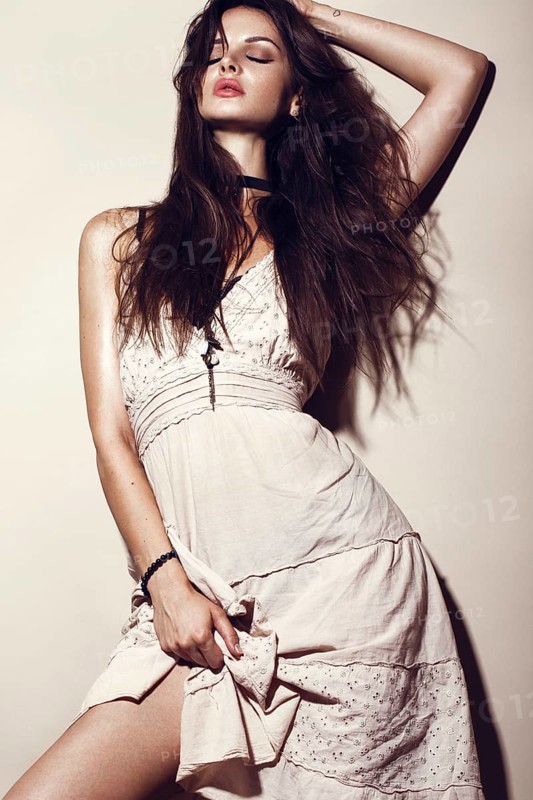 Glamour fashion sexy woman with tanned skin