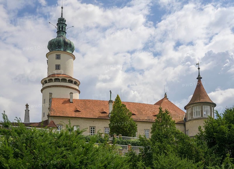 Neustadt an der Mettau Castle seen from the park