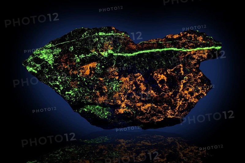 Clinohedrite & Willemite in UV Light