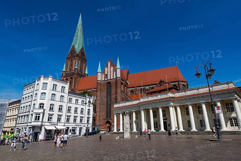 Market square before the Schwerin cathedral