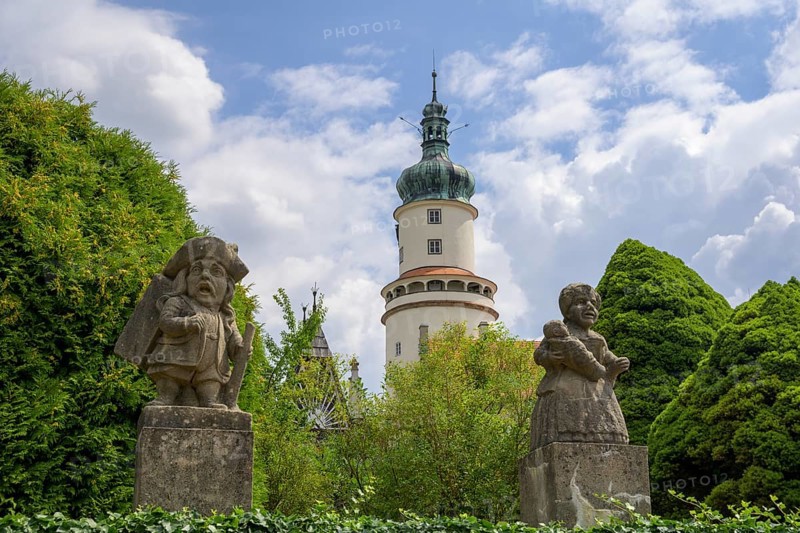 Neustadt an der Mettau Castle seen from the park