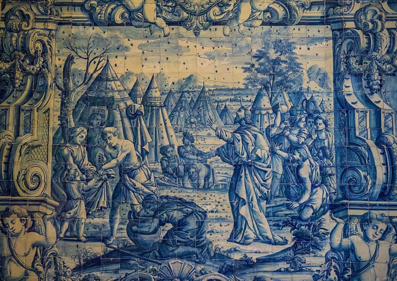 Tiles in the beautiful carved altair