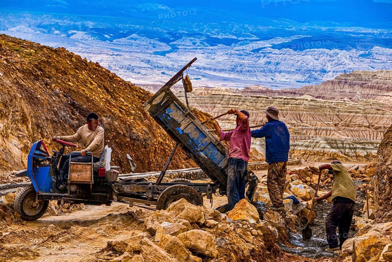 Road work on the Road from Lake Manasarovar to the kingdom of Guge