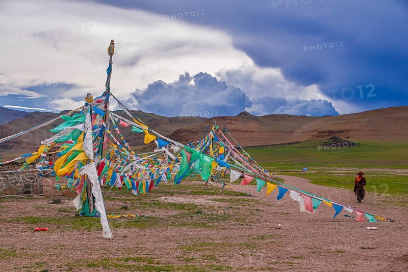 Prayer flags in the town of Tsochen