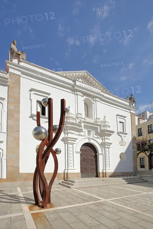 Asamblea Regional Assembly and abstract sculpture