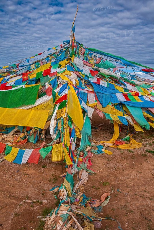 Praying flags along the road from Gerze to Tsochen