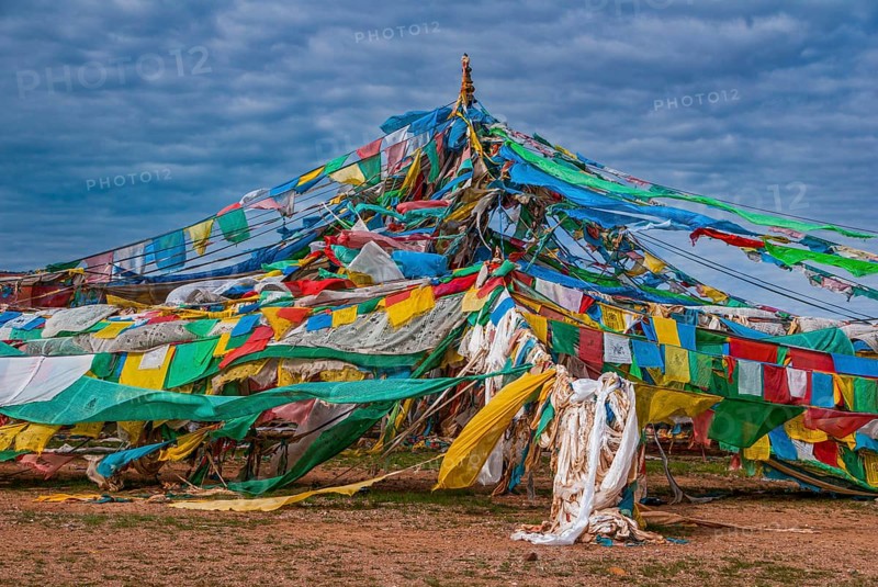 Praying flags along the road from Gerze to Tsochen